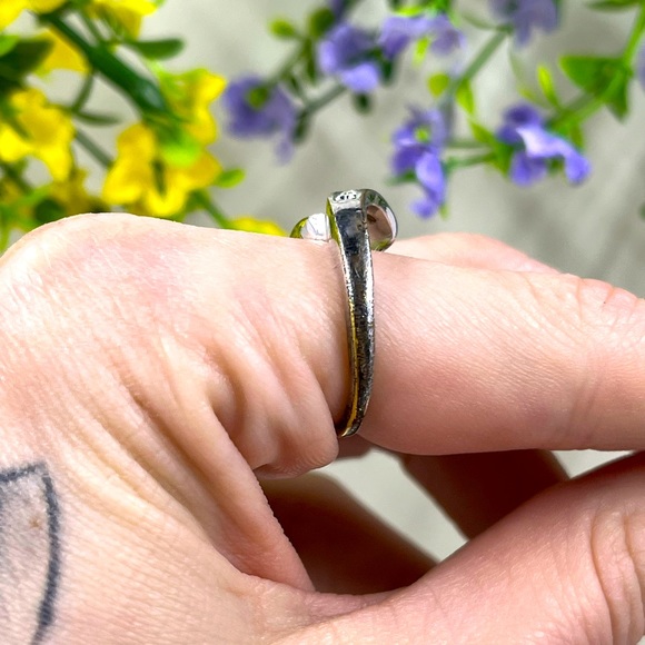 Avon Signed Abstract Silver Plated White Crystal Ring - Picture 4 of 7